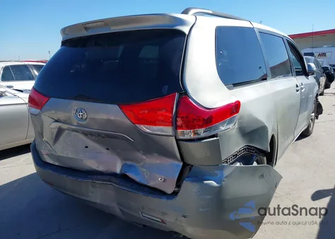 2012 Toyota Sienna Le V6 8 Passenger z USA, uszkodzony, nr VIN 5TDKK3DC9CS279815